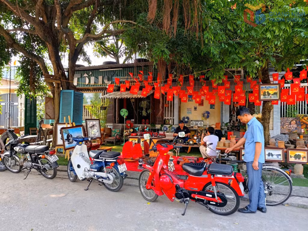 Phiên chợ đồ xưa kết hợp trưng bày, triển lãm tranh được tổ chức ngày 21-22/3 tại quán cà phê bao cấp (phường Cẩm Phả).