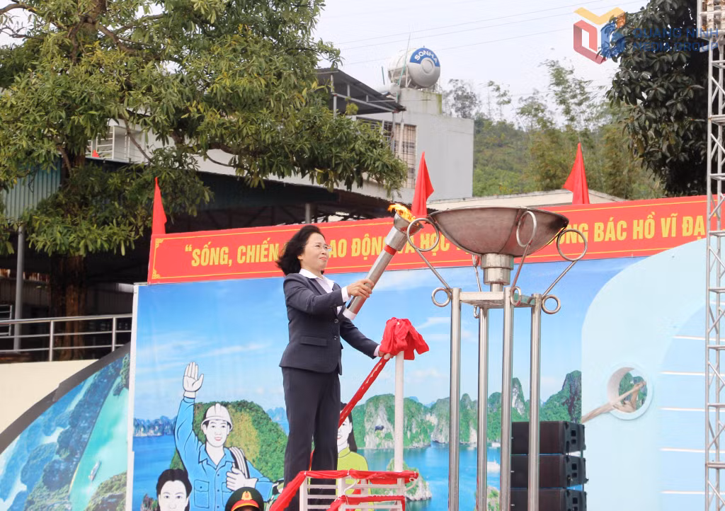 Đồng chí Trịnh Thị Minh Thanh, Phó Bí thư Thường trực Tỉnh ủy, Chủ tịch HĐND tỉnh, thắp lửa truyền thống tại điểm giao nhận quân số 5 Ban Chỉ huy PTKV3 đặc khu Vân Đồn.
