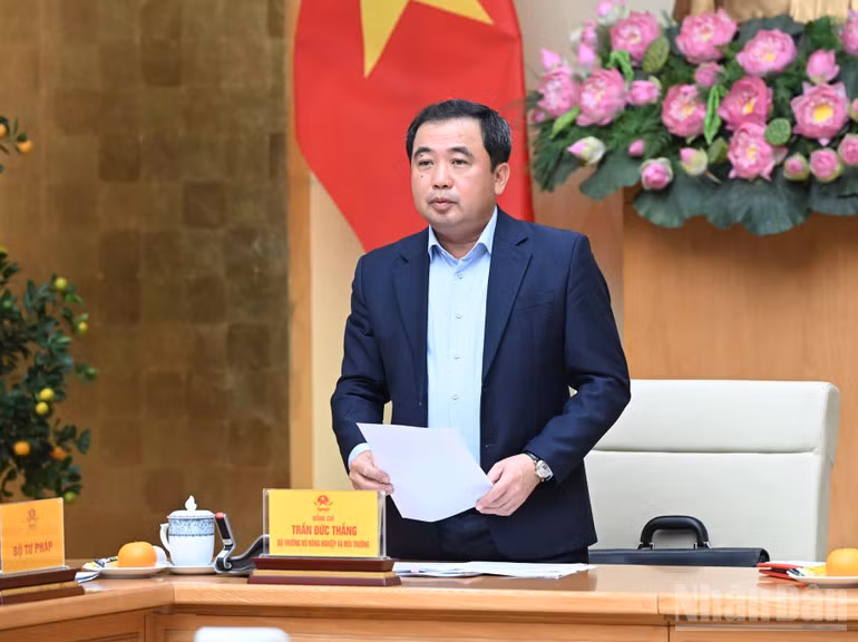 Bộ trưởng Nông nghiệp và Môi trường Trần Đức Thắng phát biểu ý kiến tại phiên họp. (Ảnh: TRẦN HẢI)