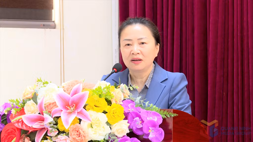 Đồng chí Vi Ngọc Bích, Ủy viên Ban Thường vụ Tỉnh ủy, Trưởng Ban Tổ chức Tỉnh ủy phát biểu chỉ tạo tại buổi khai giảng.