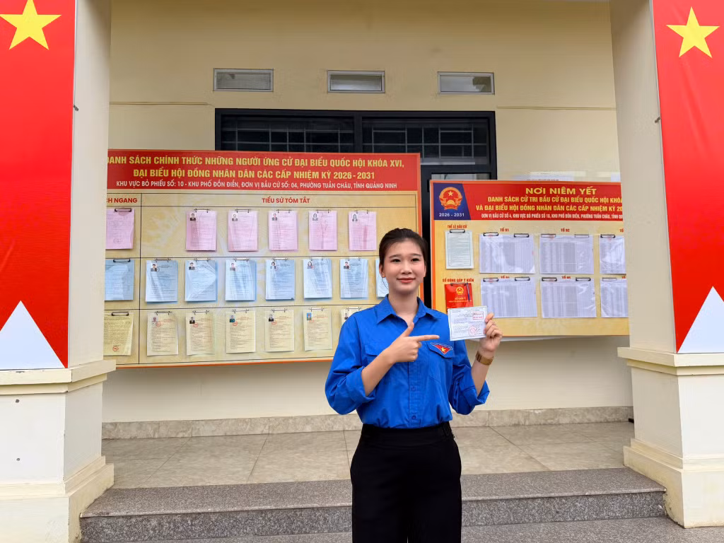 Cầm tấm thẻ cử tri trên tay, những cử tri trẻ lần đầu tham gia bầu cử đầy phấn khởi và tự hào.