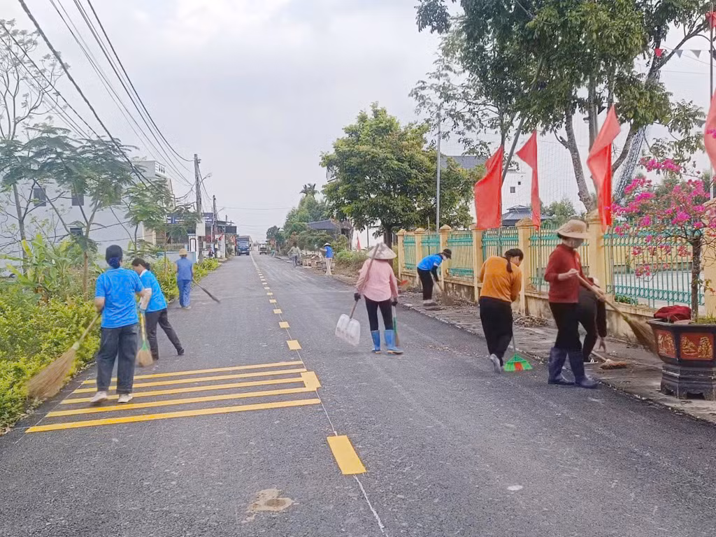 Hội viên phụ nữ phường Đông Triều dọn dẹp vệ sinh môi trường đường giao thông.