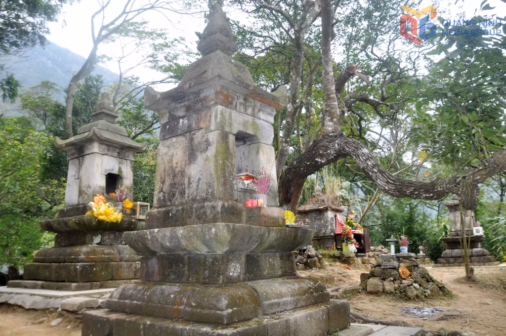 Tháp tại khu Hòn Ngọc nằm trên một gò đất khá bằng phẳng, có nhiều cây xanh.