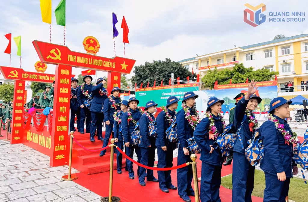 Các tân binh đặc khu Vân Đồn vinh dự, tự hào bước qua cầu vinh quang lên đường nhập ngũ.