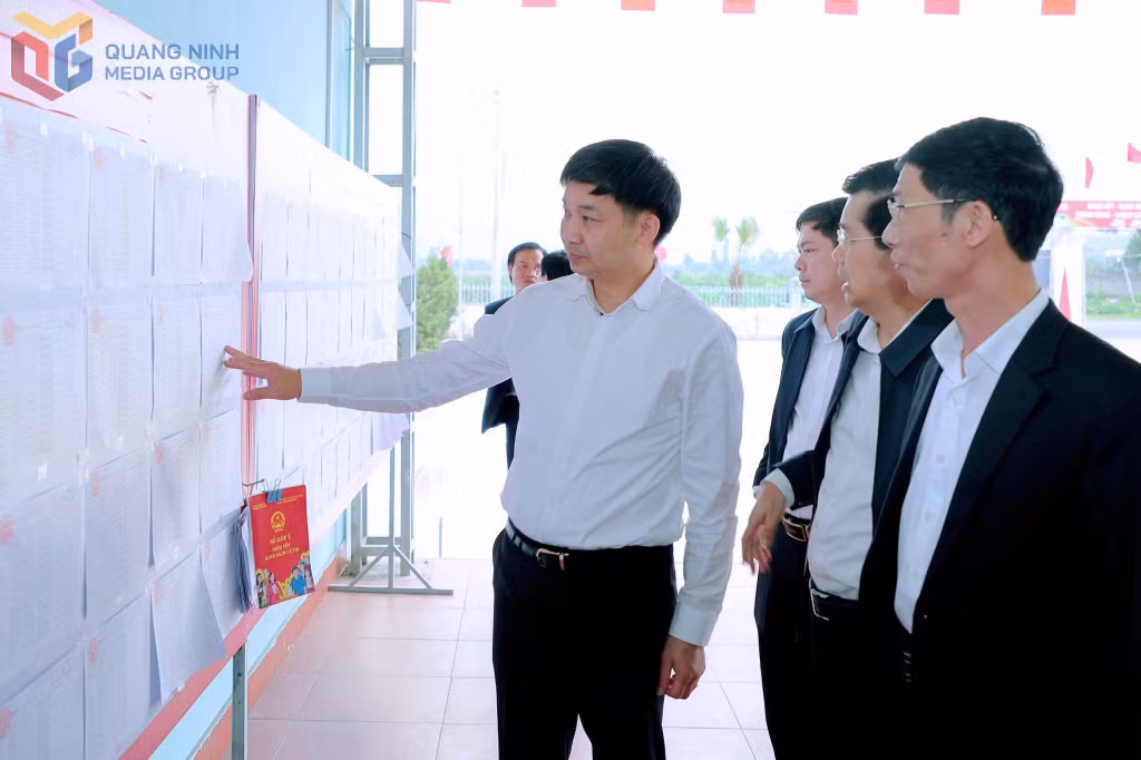 Đồng chí Nguyễn Văn Công, Phó Chủ tịch UBND tỉnh, Phó trưởng Ban bầu cử đại biểu Quốc hội khóa XVI kiểm tra tại Khu Trại Mới A, phường Bình Khê.