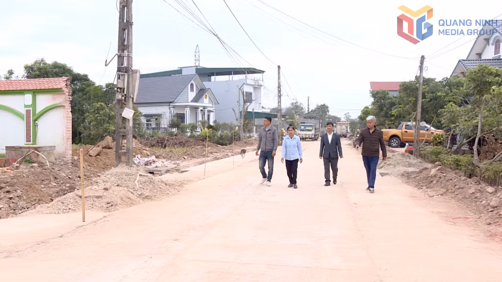 Chi bộ thôn Hải Sơn (xã Quảng Đức) vận động nhân dân hiến đất để mở rộng, nâng cấp tuyến đường trục thôn.
