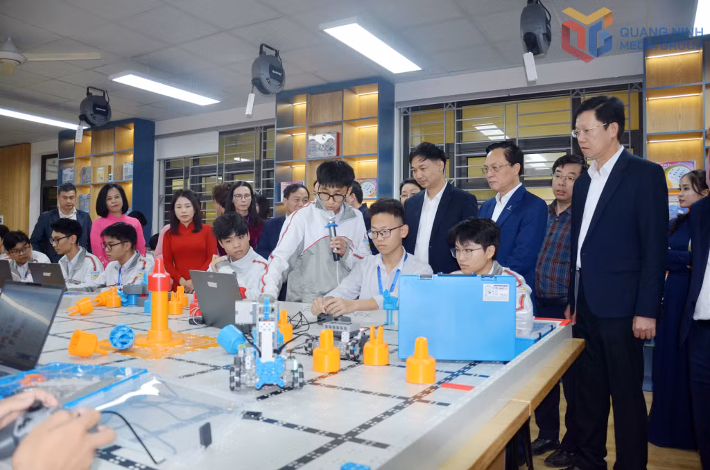 Các đại biểu tham quan phòng thực hành giáo dục STEM tại Trường THPT Cẩm Phả.
