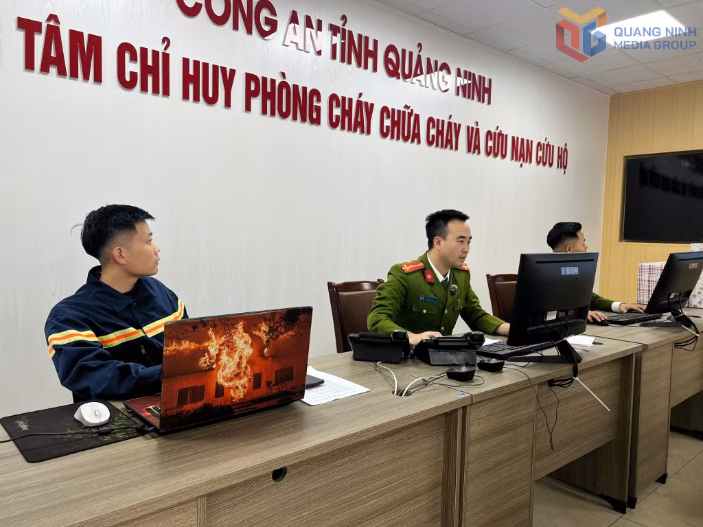 Trung tâm Chỉ huy PCCC và cứu nạn cứu hộ Công an tỉnh tiếp nhận và xác định vị trí báo cháy trên Hệ thống truyền tin báo cháy.