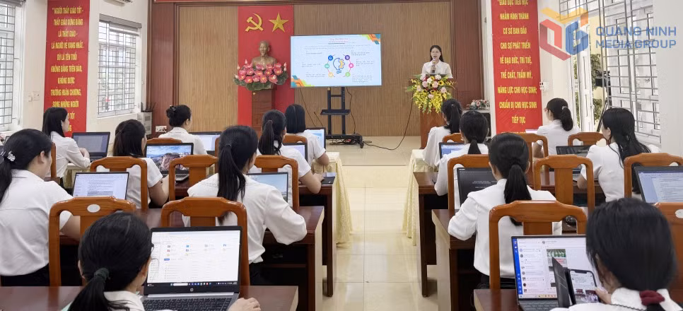 Cán bộ, giáo viên Trường Tiểu học Bình Khê (phường Bình Khê) sinh hoạt chuyên môn.