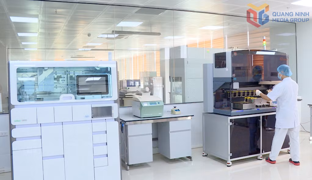 Phòng xét nghiệm của CDC Quảng Ninh được đầu tư hệ thống máy móc, trang thiết bị y tế tự động, hiện đại.