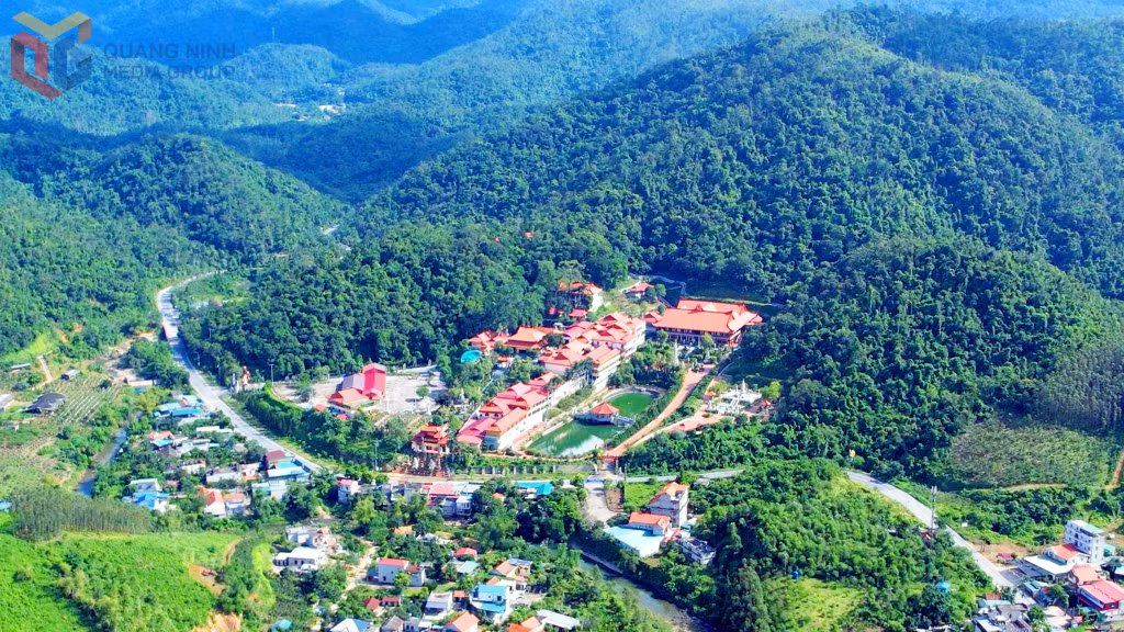 Là danh thắng, điểm đến du lịch tâm linh nức tiếng, Yên Tử thu hút đông đảo du khách thập phương về tham quan, trảy hội.