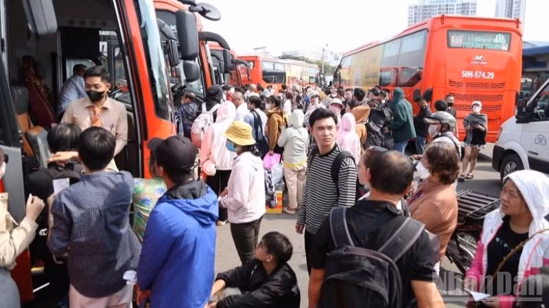 Bộ Xây dựng đề nghị các địa phương yêu cầu doanh nghiệp vận tải kê khai, niêm yết và bán đúng giá niêm yết; xử lý nghiêm trường hợp vi phạm. (Ảnh minh họa).