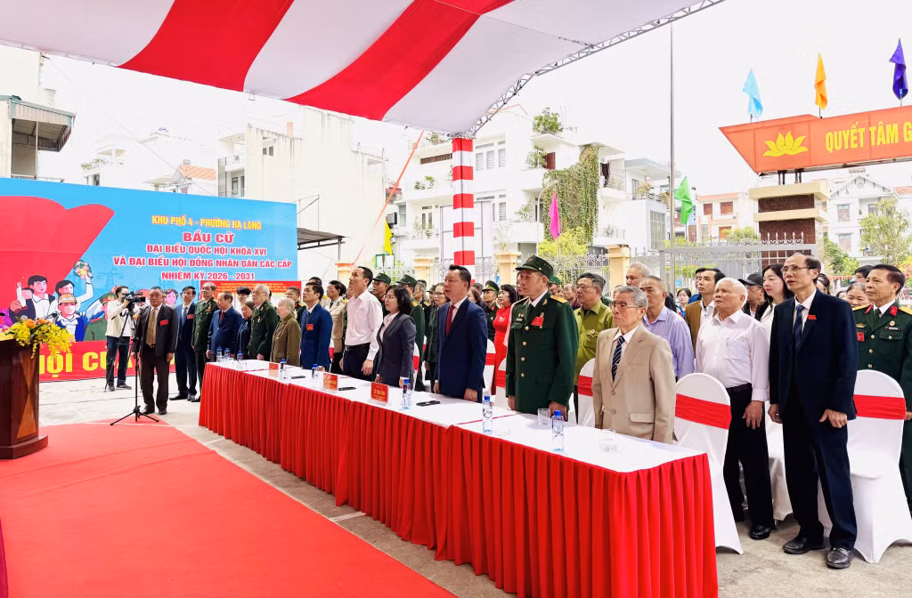Các đại biểu và cử tri thực hiện nghi thức chào cờ.
