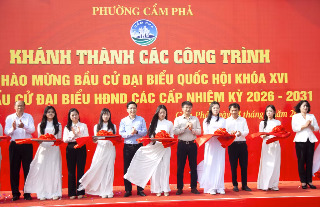 Lãnh đạo Đảng ủy, UBND, MTTQ phường Cẩm Phả cắt băng khánh thành các công trình chào mừng bầu cử Đại biểu Quốc hội khóa XVI và HĐND các cấp nhiệm kỳ 2026 - 2031