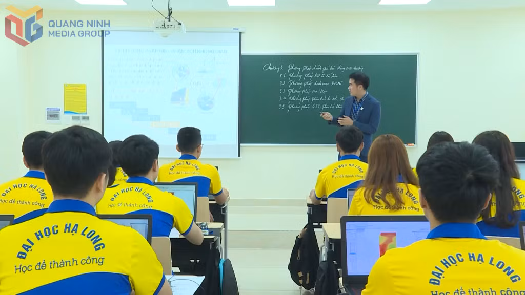 Trường Đại học Hạ Long đổi mới chương trình đào tạo theo hướng ứng dụng, tích hợp nội dung STEM, tăng cường năng lực số cho sinh viên.
