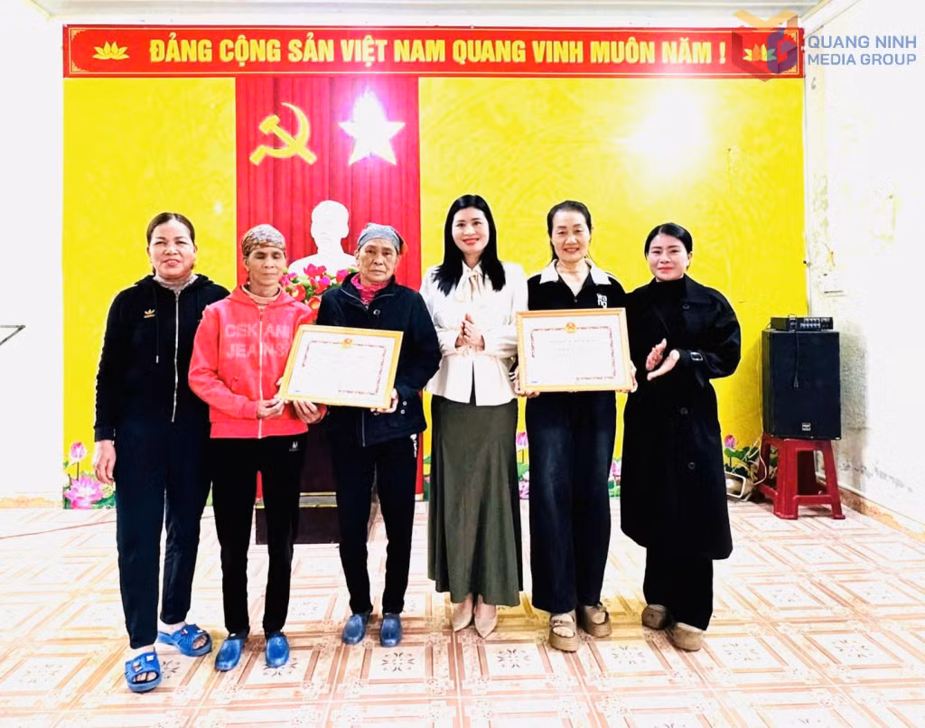 Bà Nguyễn Thị Hương (thứ 2, phải sang) được Ủy ban MTTQ phường Móng Cái 3 biểu dương vì đã hiến 200m² đất để triển khai xây dựng khu vui chơi cộng đồng khu Hải Đông 10.