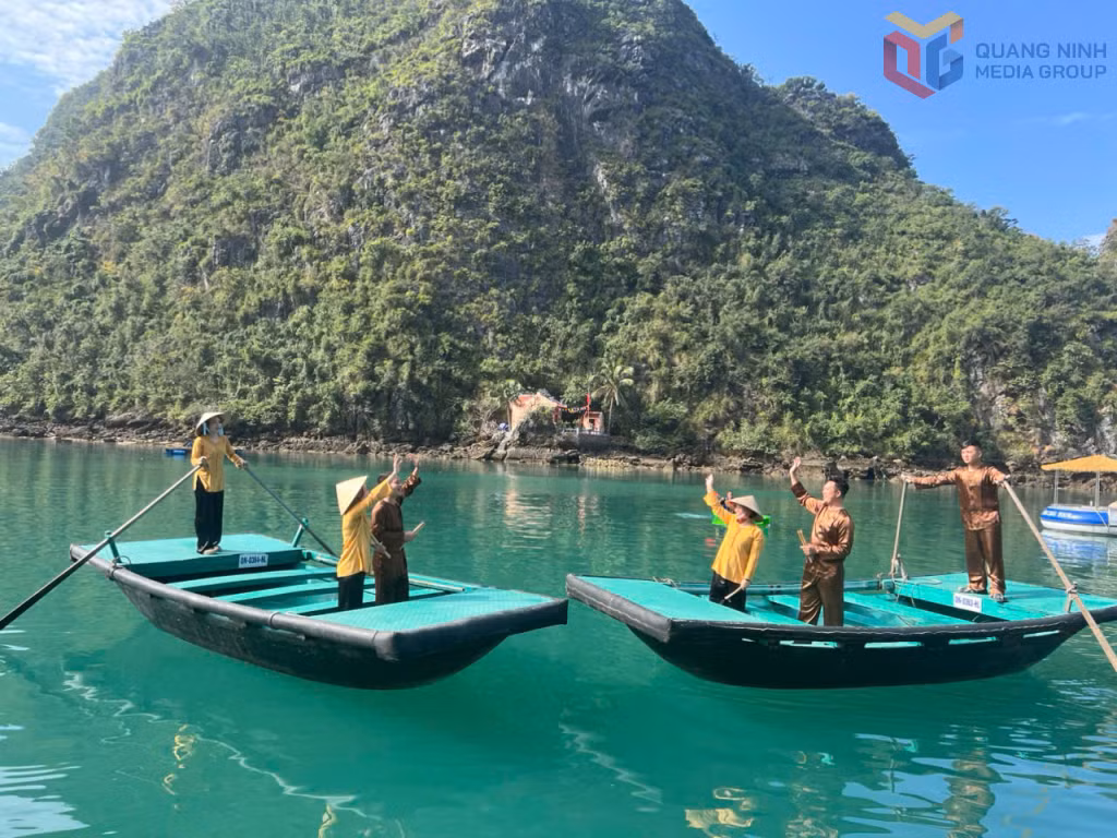 Phục dựng hát giao duyên trên Vịnh Hạ Long.