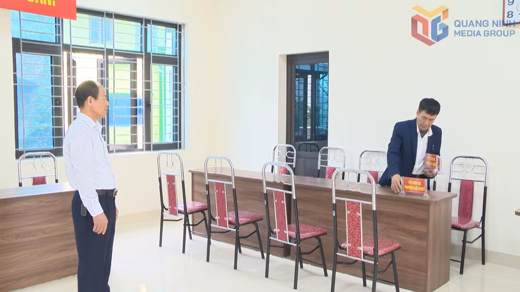 Tổ bầu cử số 13 (phường Bãi Cháy) chuẩn bị sẵn sàng cơ sở vật chất phòng bỏ phiếu bầu cử theo quy định. 