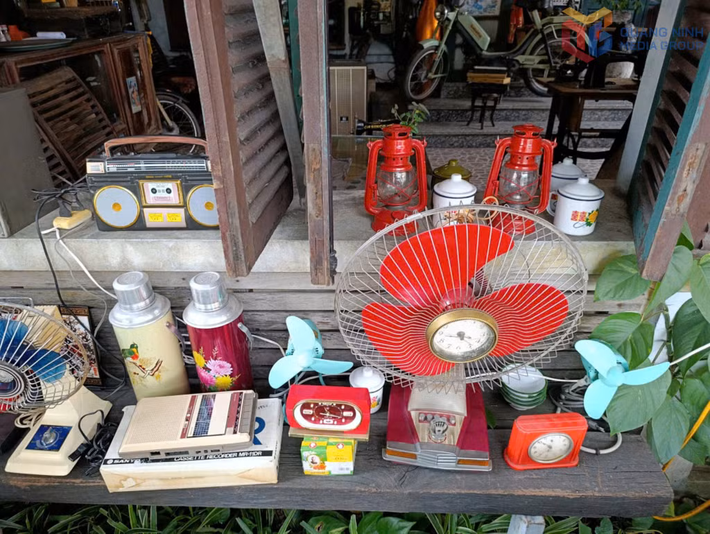 Những món đồ xưa cũ được bài trí trong không gian cà phê bao cấp.