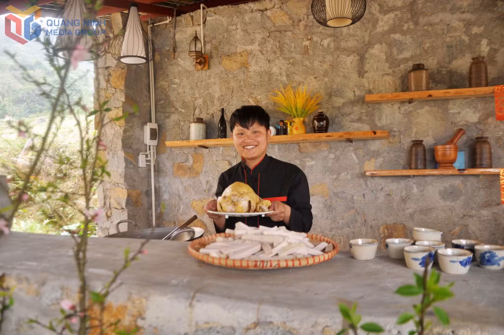 Dường Quay Chăn chuẩn bị cơm chiều phục vụ khách trong căn bếp mở của homestay.