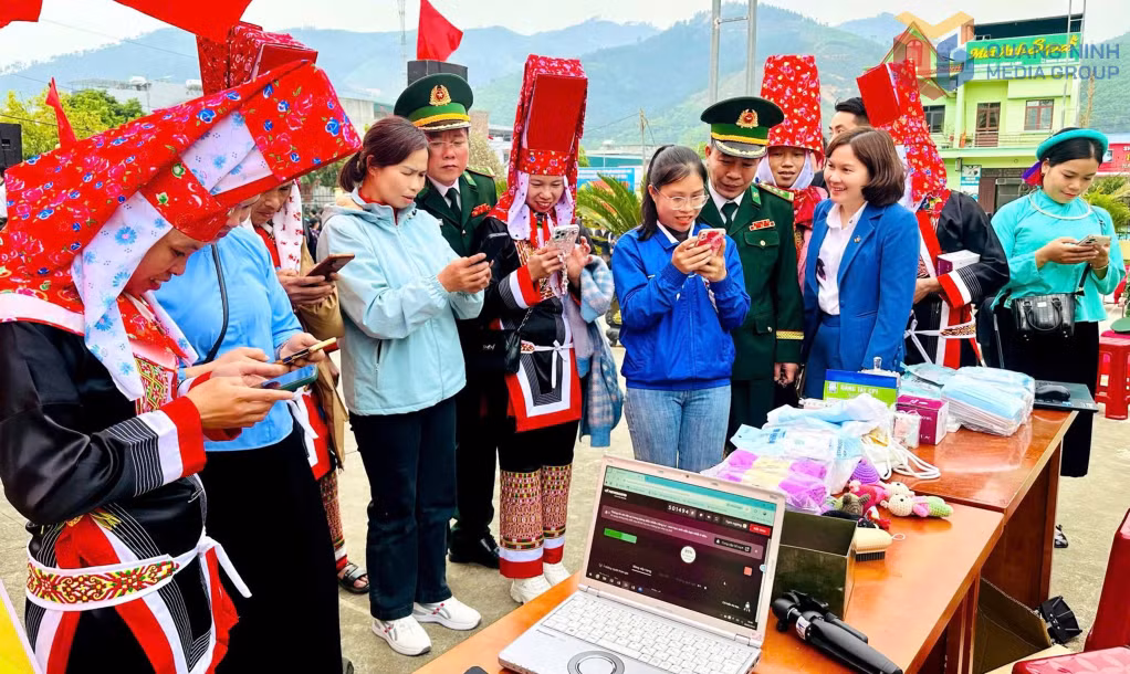 Hội viên, phụ nữ xã Hoành Mô hào hứng tham gia cuộc thi trực tuyến (Quiz) tìm hiểu về Đại hội XIV của Đảng và bầu cử đại biểu Quốc hội khóa XVI, đại biểu HĐND các cấp nhiệm kỳ 2026-2031.