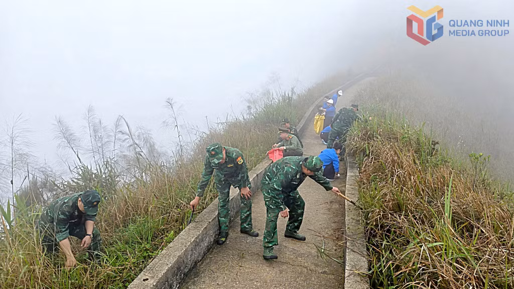 Chi đoàn Đồn BPCK Hoành Mô phối hợp với Đoàn Thanh niên địa phương tổng dọn vệ sinh đường lên xuống cột mốc 1305.