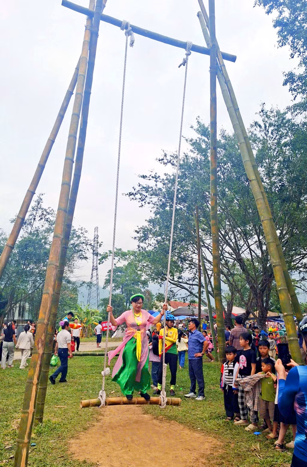 2026-04_Hội làng Bằng Cả năm 2026 - Du khách hào hứng tham gia các hoạt động thể thao văn hóa truyền thống tại lễ hội. Ảnh Tạ Quân