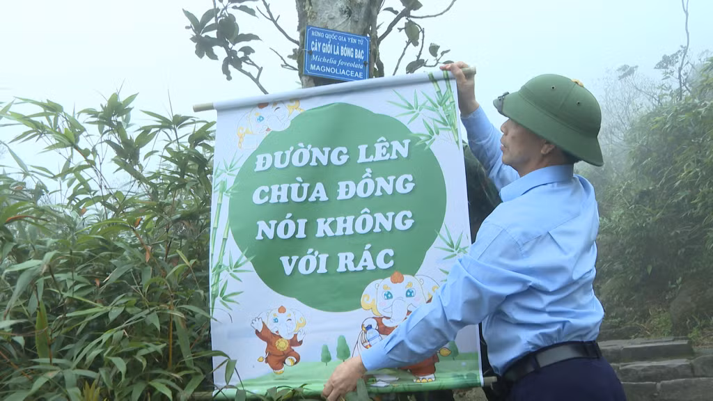 Các khẩu hiệu với thông điệp bảo vệ môi trường được treo dọc các tuyến đường hành hương.