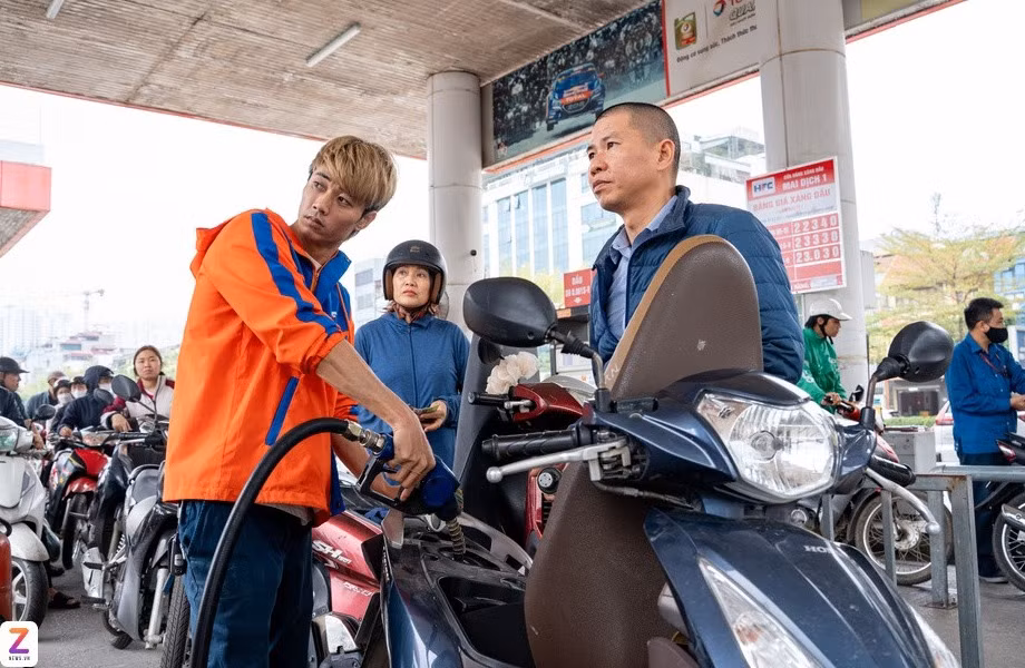 Doanh nghiệp xăng dầu được đề xuất tự công bố và điều chỉnh giá bán lẻ. Ảnh: Việt Hà - Trần Hiền.