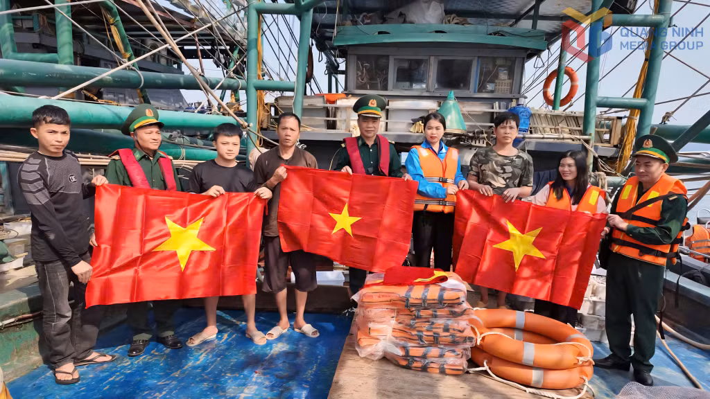 Đồn BP Cô Tô tặng cờ Tổ quốc và phao cứu sinh cho ngư dân trên địa bàn.