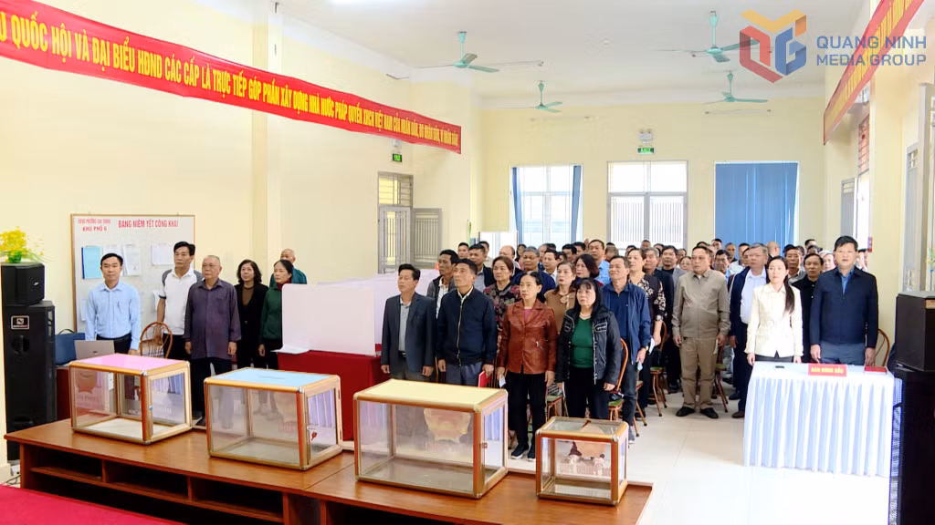 Nghi thức chào cờ bầu cử tại buổi diễn tập.