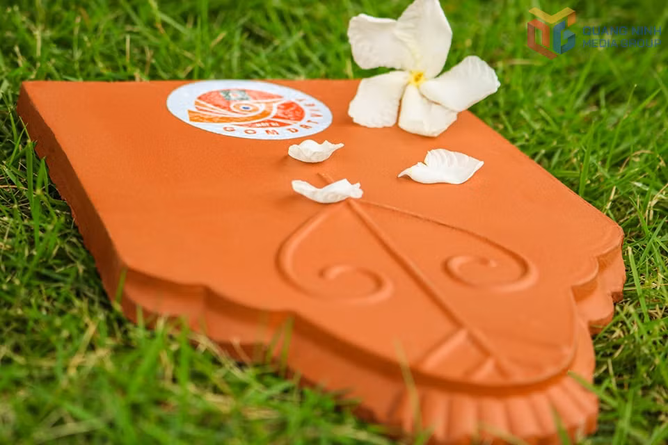 Ngói hài cổ, hoa sen là sản phẩm được đánh giá giữ hồn Việt trong kiến trúc.