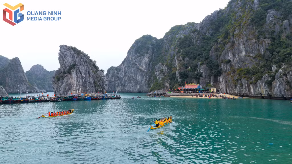 Mỗi đội có 15 thành viên, thi đấu 2 vòng đua trước cửa đền.
