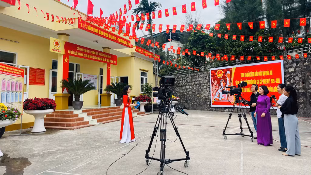 Phóng viên Báo và Phát thanh, Truyền hình Quảng Ninh chuẩn bị cho điểm cầu truyền hình trực tiếp kết nối với chương trình cầu truyền hình toàn quốc về bầu cử do Đài Truyền hình Việt Nam thực hiện. Ảnh: Thanh Hải