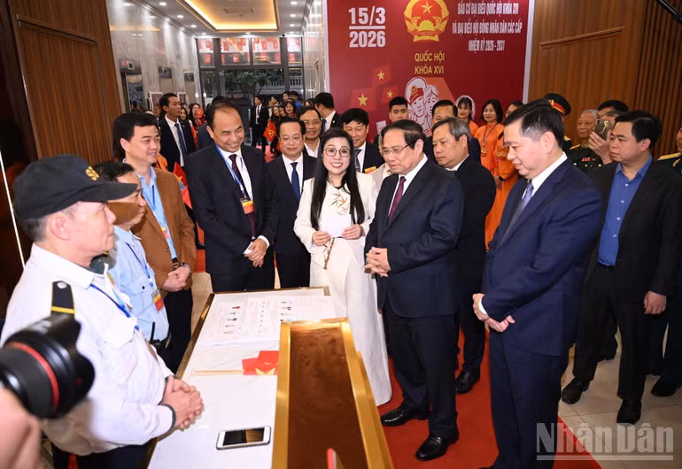 Thủ tướng Phạm Minh Chính và Phu nhân tới Khu vực bầu cử số 21 thực hiện quyền và nghĩa vụ công dân. (Ảnh: TRẦN HẢI)