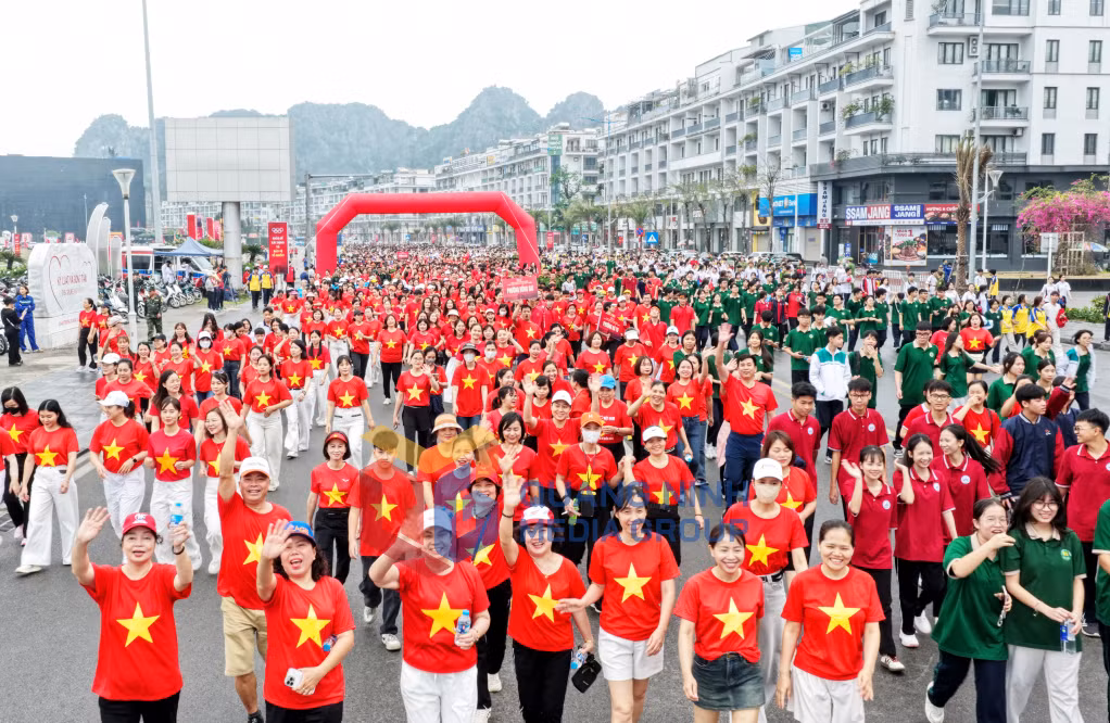 Màu cờ Tổ quốc là sắc màu chủ đạo của dòng người trong Ngày chạy Olympic (3-2026). Ảnh: PV