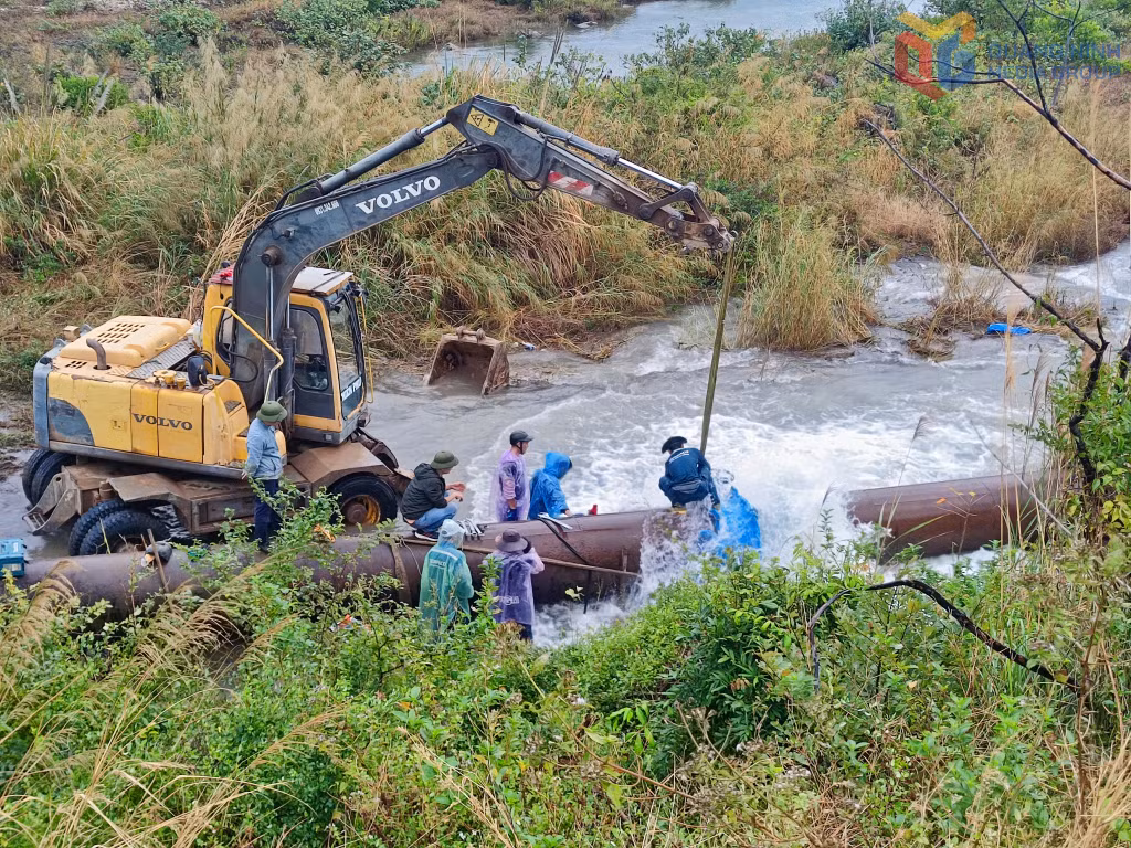 Công ty CP Nước sạch Quảng Ninh chỉ đạo Xí nghiệp nước Bãi Cháy thi công đấu nối trạm bơm 1, thay thế van nước thô D900 tại Nhà máy Nước Yên Lập.