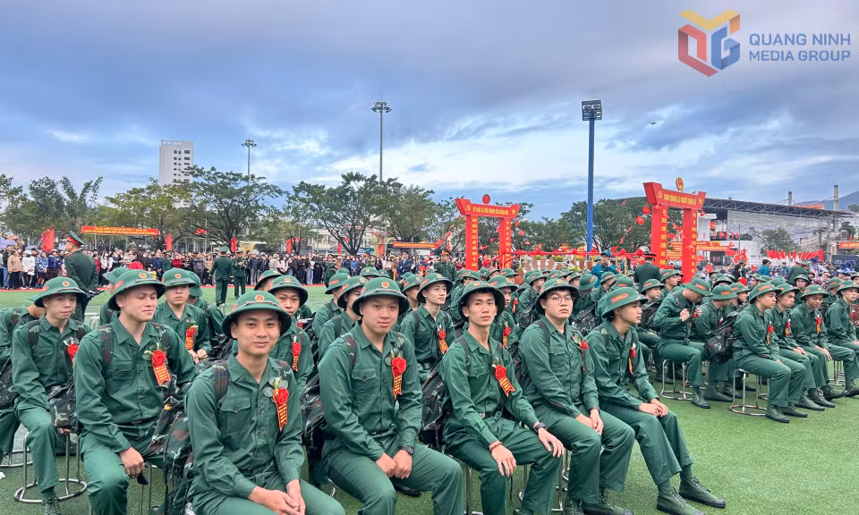 Thanh niên phấn khởi chuẩn bị lên đường nhập ngũ. Quang cảnh lễ giao quân số 10 Ban Chỉ huy phòng thủ khu vực 5 - Quảng Yên.