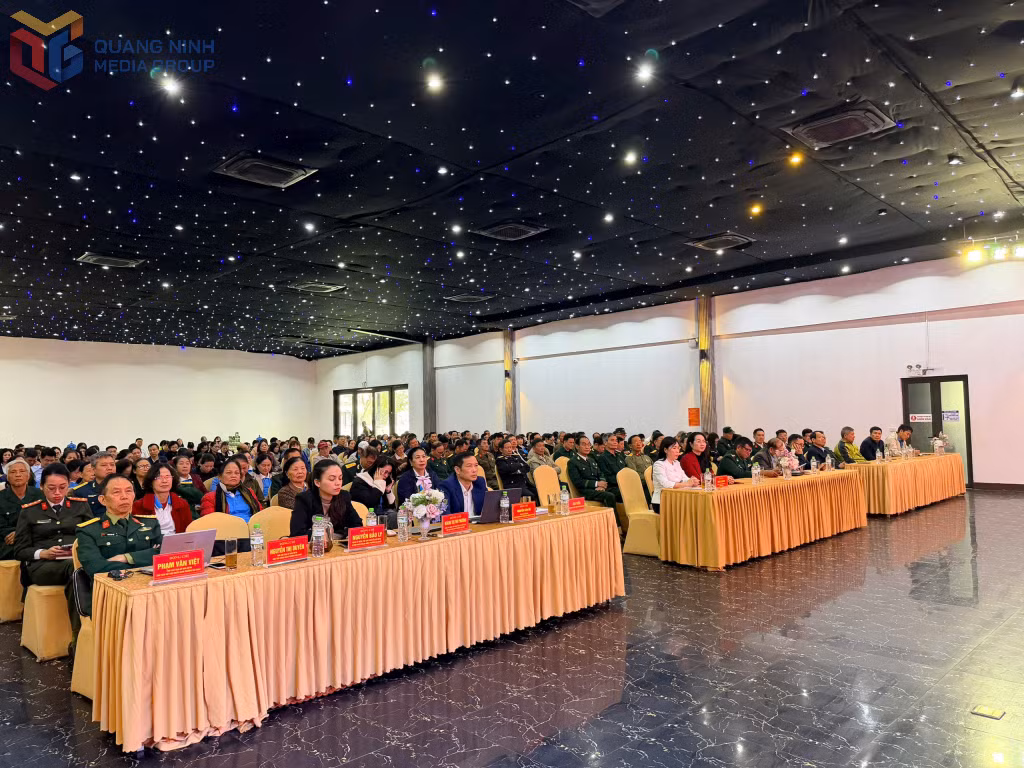Các đại biểu lắng nghe tuyên truyền, hướng dẫn về nguyên tắc, trình tự và thủ tục trong công tác bầu cử 