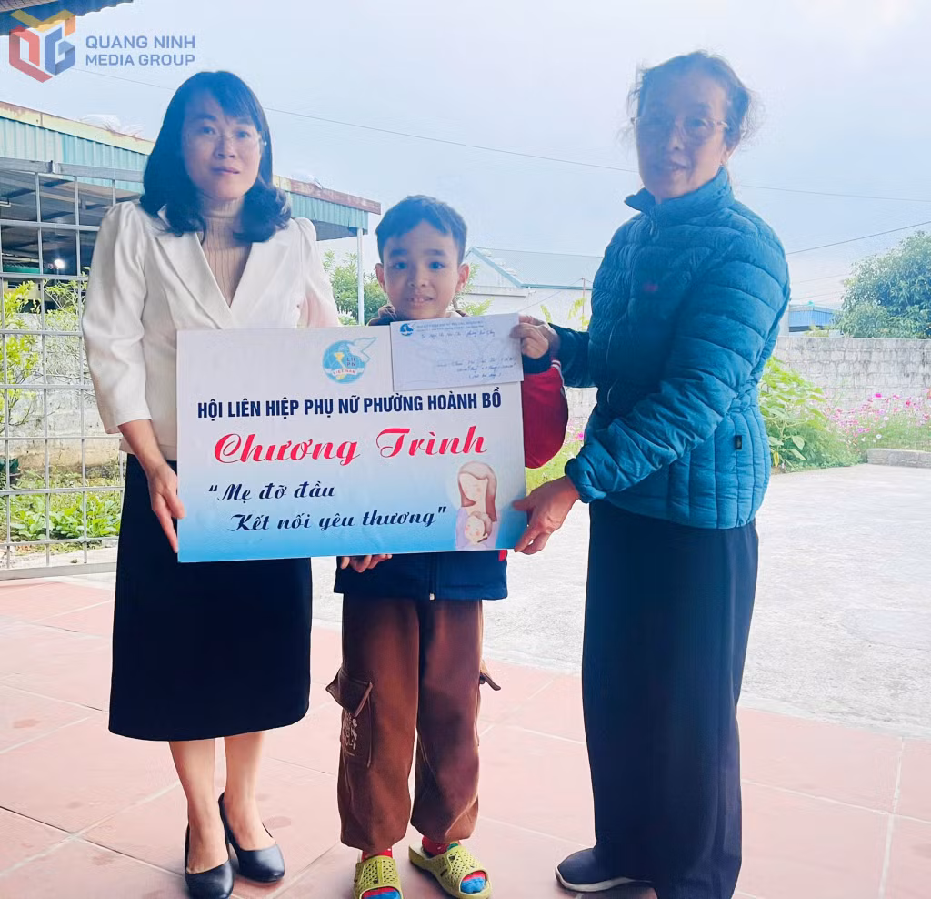 Hội LHPN phường Hoành Bồ trao hỗ trợ chương trình "Mẹ đỡ đầu" cho trẻ em có hoàn cảnh khó khăn trên địa bàn.