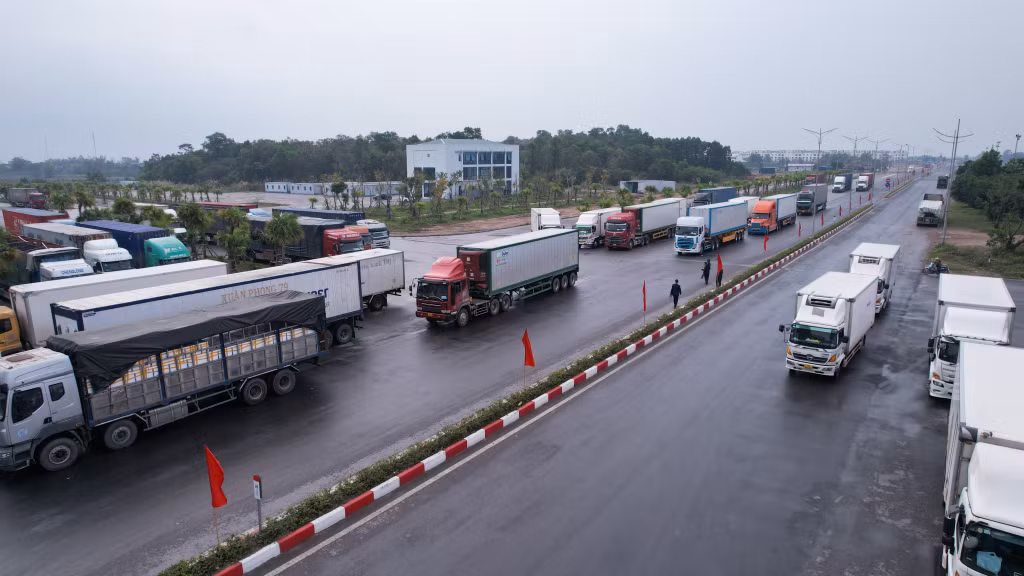 Các phương tiện vận tải chờ thông quan tại cửa khẩu Bắc Luân II vào ngày cuối tuần.