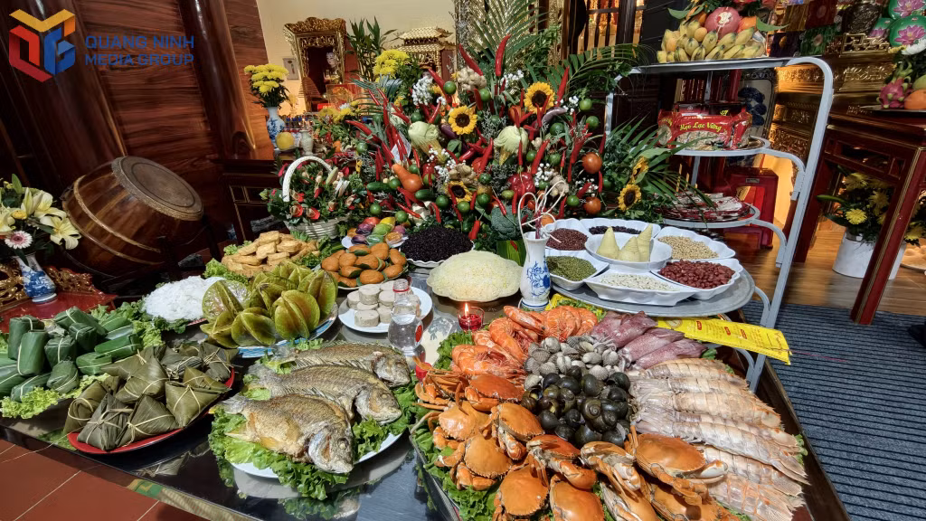 Mâm cỗ cúng thần được người dân chuẩn bị đầy đủ, tươm tất.