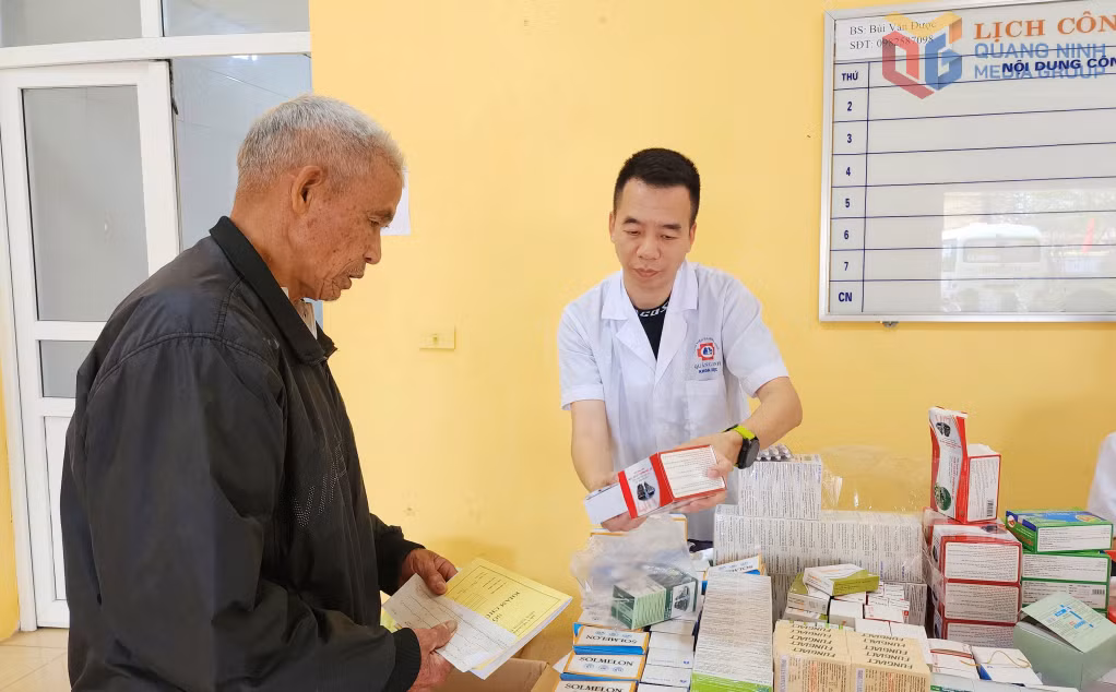 Ông Đoàn Văn Luật (thôn 5, xã Quảng Đức) được dược sĩ của Bệnh viện Đa khoa tỉnh tư vấn uống thuốc.