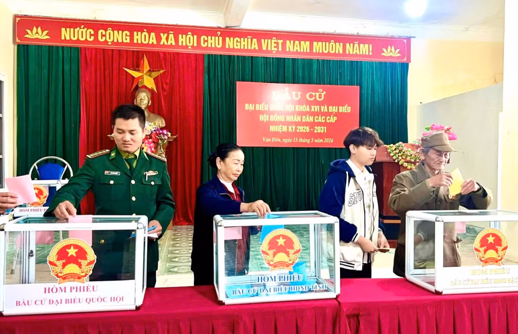 Cử tri Khu vực bỏ phiếu số 73, đặc khu Vân Đồn, đi bỏ phiếu.