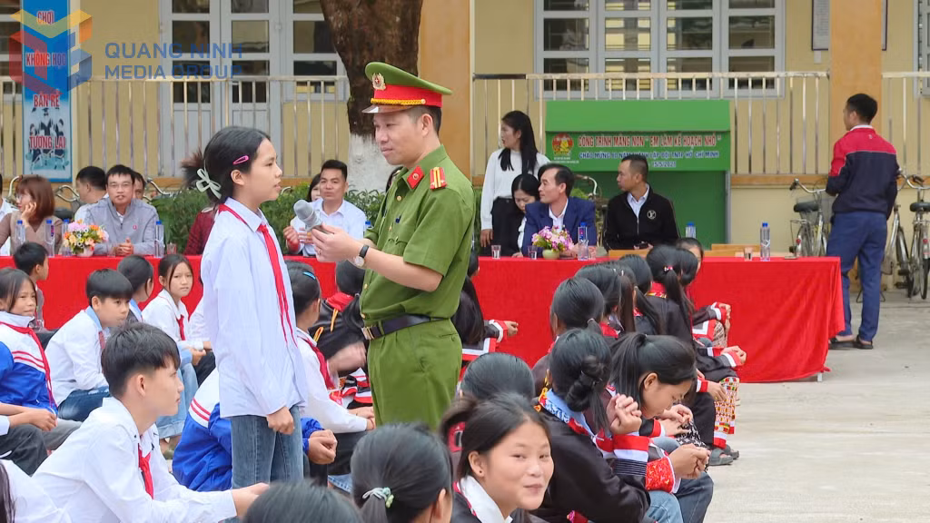 Công an xã Đường Hoa, tuyên truyền pháp luật cho học sinh trên địa bàn.