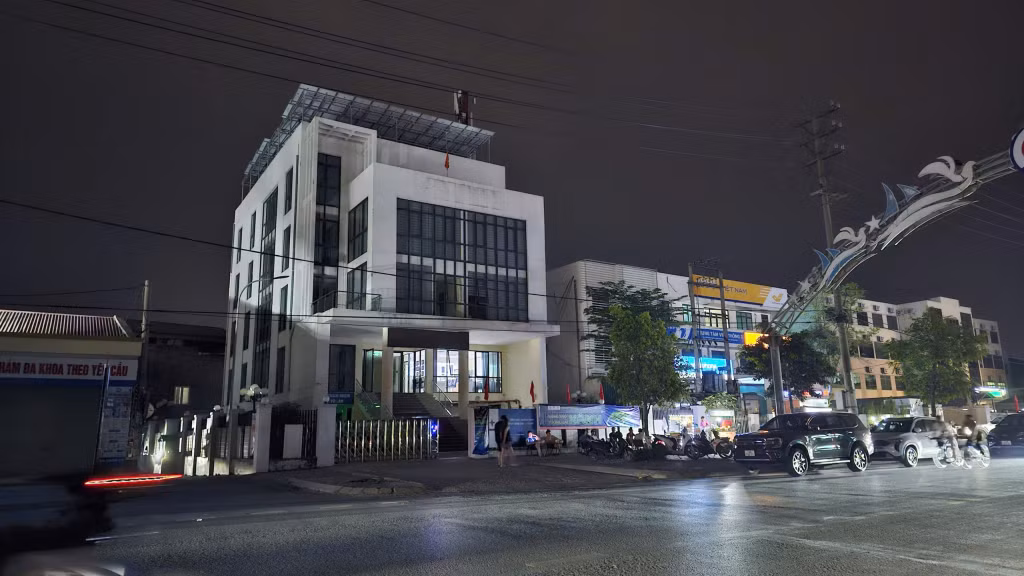 Đúng 20h30', nhiều địa điểm tại phường Cẩm Phả đã thực hiện tắt đèn và các thiết bị không cần thiết để hưởng ứng Giờ Trái đất 2026.