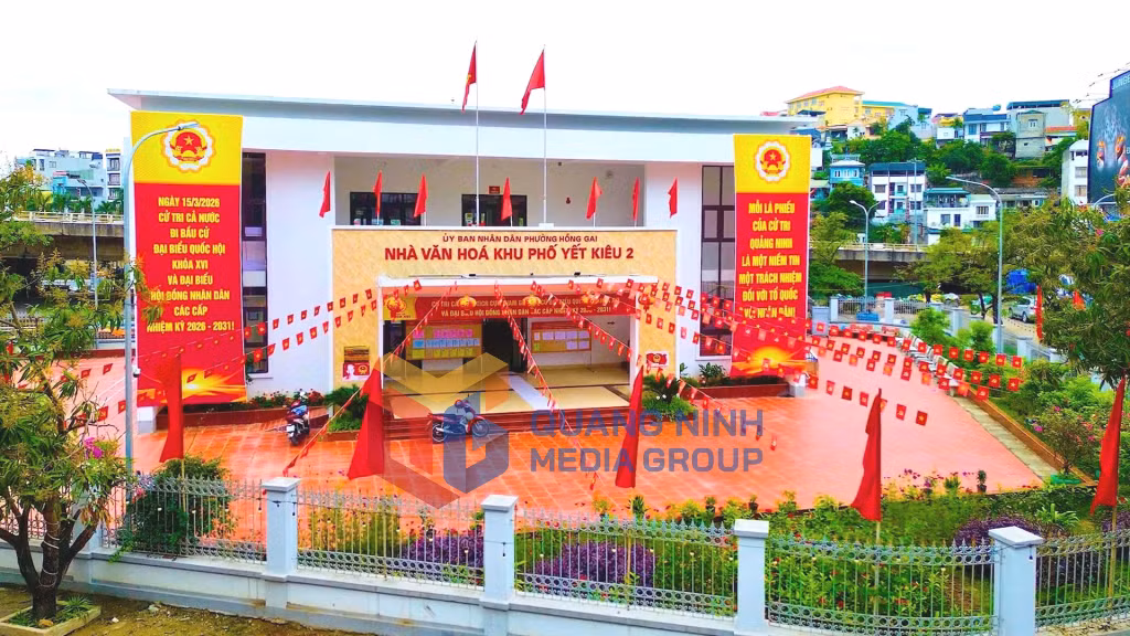 Tất cả các khu vực bỏ phiếu đều khoác lên mình sắc đỏ, vàng rực rỡ của cờ hoa, băng rôn, áp-phích tuyên truyền cổ động (3-2026). Ảnh: PV