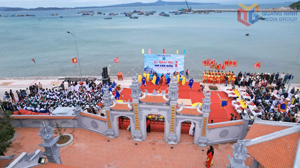 Lễ hội Mở cửa biển được tổ chức tại Miếu thờ thôn 2, đảo Thanh Lân (đặc khu Cô Tô). Đây là một trong những lễ hội đặc sắc của Quảng Ninh, là nghi lễ truyền thống mang đậm bản sắc văn hóa biển đảo Thanh Lân, Cô Tô.