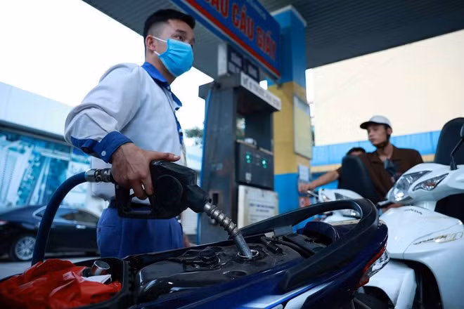 Giá xăng có thể sẽ tăng mạnh từ 1.400-2.450 đồng/lít trong phiên điều hành giá tới. Ảnh: Hải Nguyễn