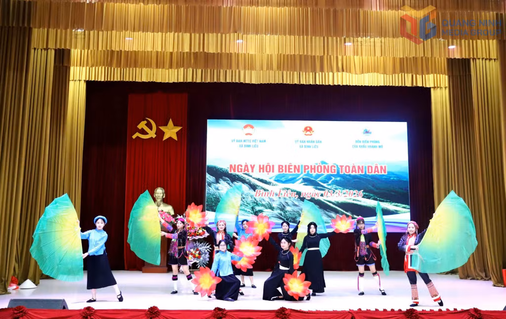 Các tiết mục văn nghệ đặc sắc cũng góp phần tạo không khí vui tươi, phấn khơi.